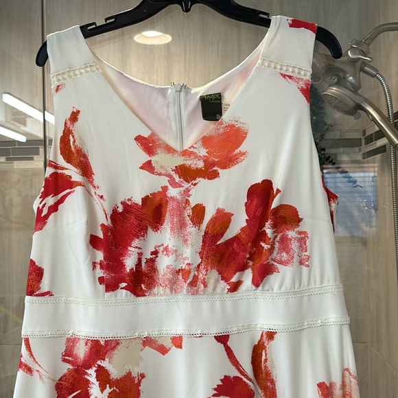 TAYLOR
Plus Size Lace-Inset Midi Dress - Picture 5 of 11